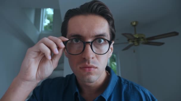 Ängstlicher Mann blickt in die Kamera und nimmt völlig überrascht seine Brille ab. Porträt eines ängstlichen jungen Millennials, der Angst vor schrecklichen Nachrichten erlebt. Heiliger Mann traute seinen Augen nicht - Filmmaterial, Video