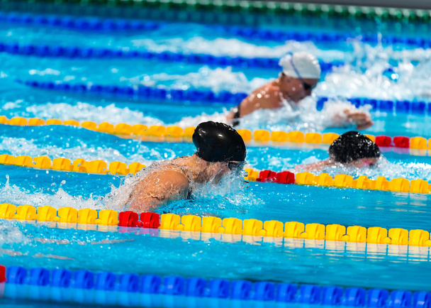 Brustschwimmerinnen im Schwimmwettkampf - Foto, Bild