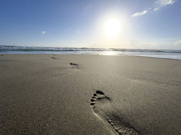 footprints in the sand of the seashore. High quality photo - Foto, afbeelding