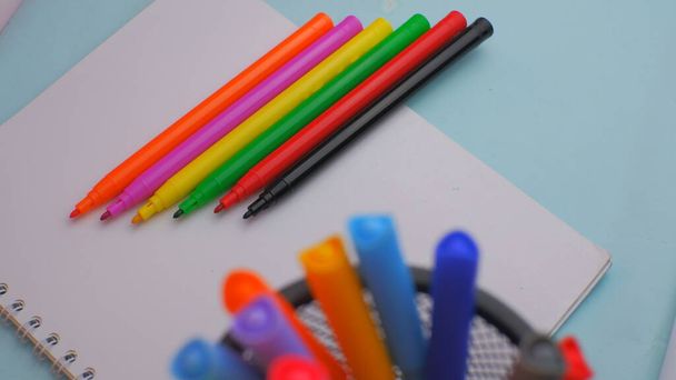 marcadores de cor em papel branco e azul claro - Foto, Imagem