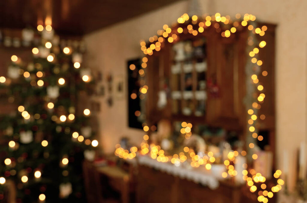 Conceito de Natal Atmosférico: Iluminação de Natal com Velas de Árvore de Natal e Luzes de Fadas LED - Foto, Imagem