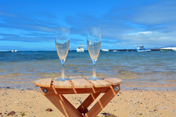 Célébration avec deux verres de champagne sur la plage paradisiaque
 - Photo, image