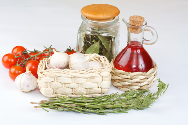 Rotweinessig mit frischem Gemüse und Gewürzen - Foto, Bild