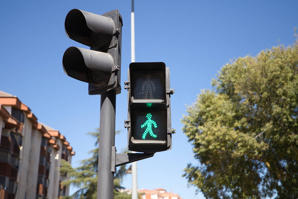 Светофоры с зеленым светом. - Фото, изображение