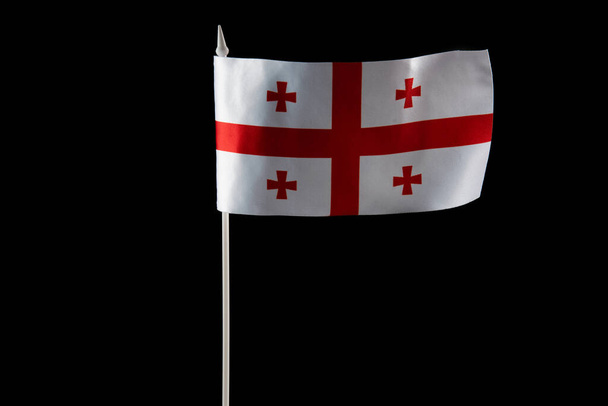 Siyah arka planda Gürcistan 'ın küçük ulusal bayrağı. - Fotoğraf, Görsel