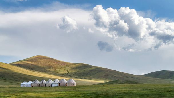 Campo de tenda tradicional iurta no planalto do lago Song Kul, no Quirguistão. Tendas de iurte são tradicionais, barracas portáteis feitas de feltro que são usadas como uma forma de acomodação no país. - Foto, Imagem