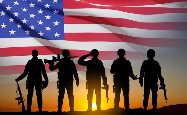 アメリカの旗を持つ軍隊の兵士のシルエット。退役軍人の日、記念の日、独立記念日の挨拶カード。武装力の概念。EPS10ベクトル - ベクター画像