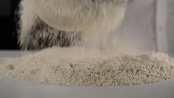 setacciando la farina, lo chef setacciando la farina per fare l'impasto del pane - Filmati, video