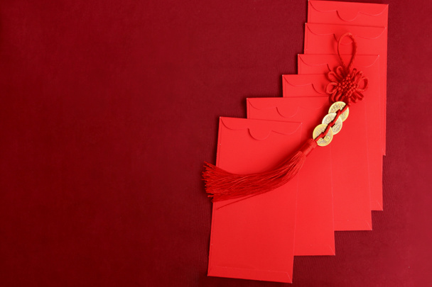 Capodanno cinese, busta rossa e monete d'oro decorativi fortunati con parole di benedizione cinese significa felicità, ricchezza e buona fortuna su sfondo rosso, portafortuna orientale con copia spaziale - Foto, immagini