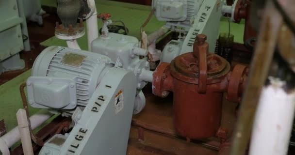 Αντλία υδροσυλλεκτών με ηλεκτρικό κινητήρα και φίλτρο στο μηχανοστάσιο του πλοίου - Πλάνα, βίντεο