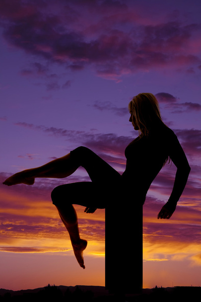 silhouet vrouw zitten - Foto, afbeelding