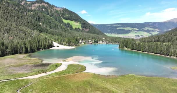 Lago Dobbiaco, Toblacher See, lago nel comune di Toblach in Alto Adige, Italia. - Filmati, video