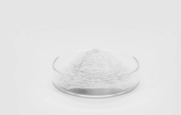 Glimmer Serizit oder Serizit ist ein feines grauweißes Pulver, ein hydratisiertes Kaliumaluminiumsilikat. Bestandteil der Lebensmittelindustrie. - Foto, Bild