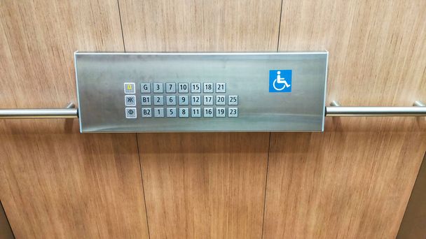 Wyłączony przycisk windy lub panel z kodem Braille windy. - Zdjęcie, obraz