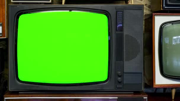 Stary telewizor retro z szarym ekranem interferencyjnym i przełączanie na zielony ekran. Zielony ekran można zastąpić wybranym filmem lub obrazem. Wysokiej jakości materiał 4k - Materiał filmowy, wideo