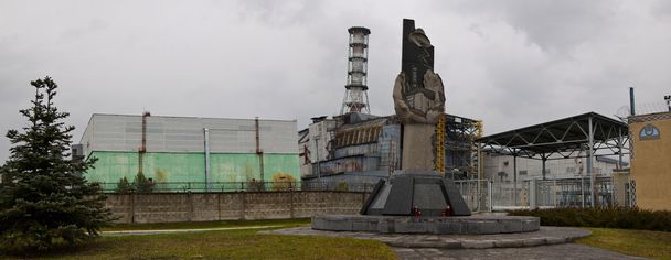 Vue panoramique du quatrième réacteur de la centrale nucléaire de Tchernobyl
 - Photo, image