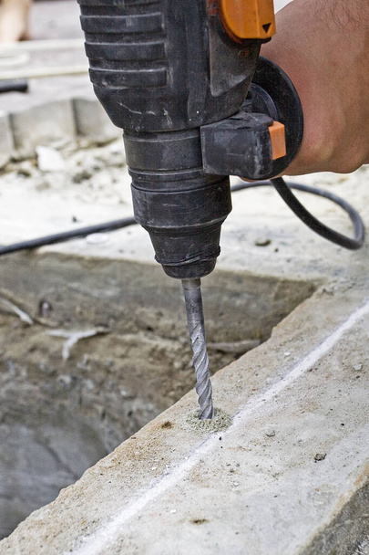 drill a hole in concrete - Foto, Imagen