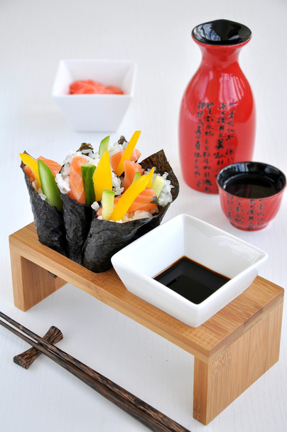 temaki Sushi mit Lachs - Foto, Bild
