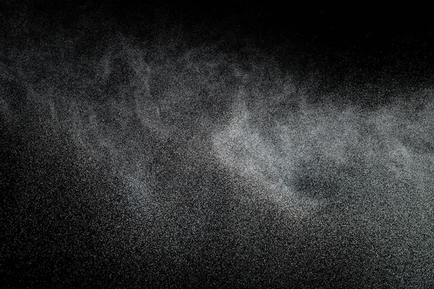 Milhões de Star Dust, Foto imagem de cair chuva chuva neve, neves pesadas tempestade voando. Freeze tiro sobre fundo preto sobreposição isolada. Spray de fumaça de névoa de água como partícula estelar no vento - Foto, Imagem