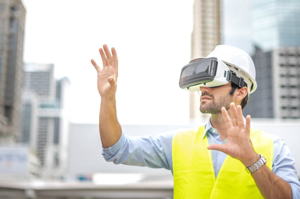 Кавказький чоловік використовує VR-окуляри для перегляду відео для розваг, роботи, вільного часу та навчання, а рука тримає смартфон, щоб контролювати VR-окуляри. Технологія віртуальної реальності. - Фото, зображення