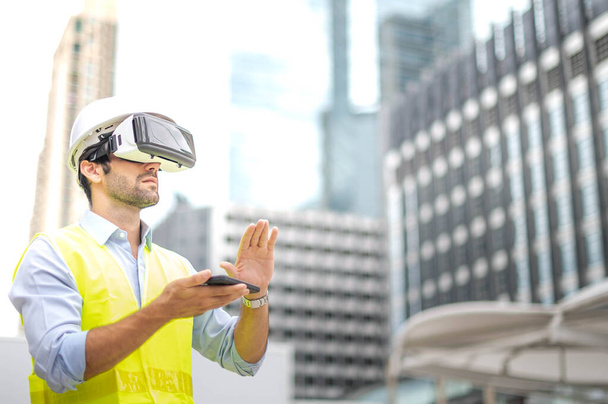 Běloch používá brýle VR ke sledování videa pro zábavu, práci, volný čas a studium, zatímco ruce drží chytrý telefon k ovládání VR brýle. Virtuální realita technologie koncept. - Fotografie, Obrázek