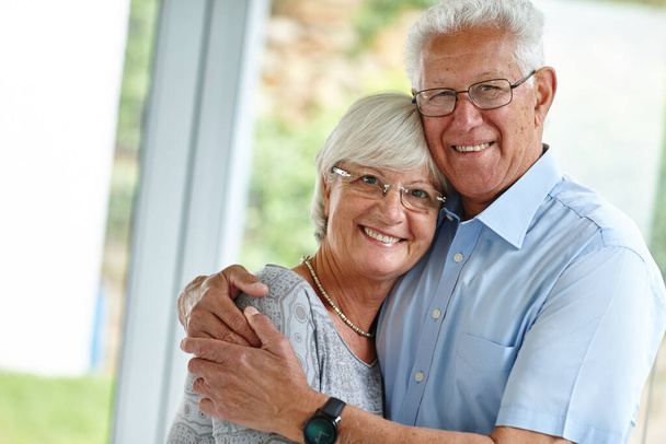 Az igaz szerelemnek nincs lejárati ideje. egy boldog nyugdíjas pár mosolyog a kamerába - Fotó, kép