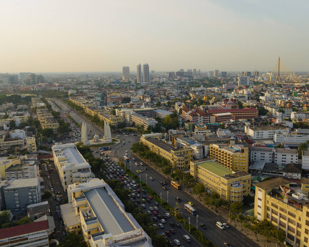 Een luchtfoto van het Democratie Monument in Ratchadamnoen Avenue, de beroemdste toeristische attractie in Bangkok, Thailand. - Foto, afbeelding