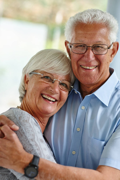 Prawdziwa miłość trwa wiecznie. szczęśliwa para seniorów uśmiechnięta do kamery - Zdjęcie, obraz