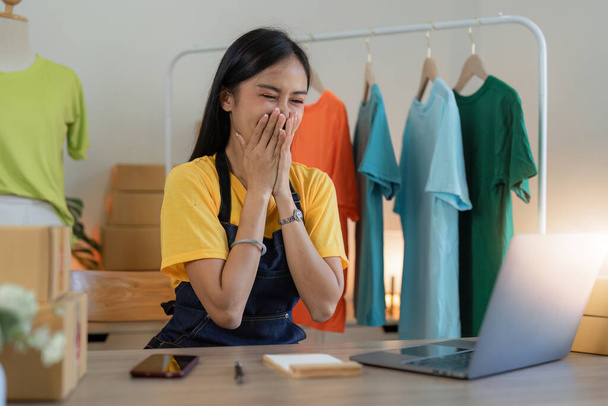 Asian Woman módní návrhář látky kreativní kreativní pracuje pro novou kolekci. Happy online store owner preparing a order for shipping. - Fotografie, Obrázek