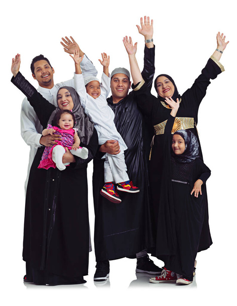 He ovat yksi iso onnellinen perhe. Studio muotokuva ikionnellinen monen sukupolven muslimiperhe eristetty valkoinen - Valokuva, kuva