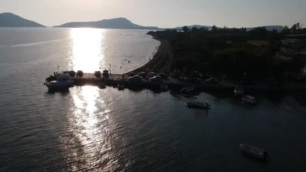 Vista aerea panoramica sulla città balneare di Gialova nella baia di Navarino. E 'uno dei migliori luoghi turistici situati in Messenia, Grecia. - Filmati, video