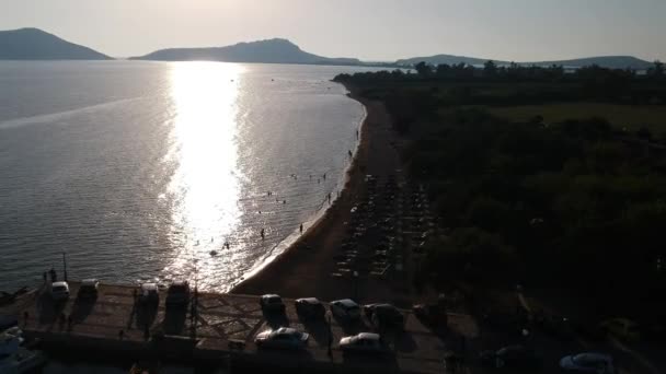 Vista aérea panorâmica sobre a cidade costeira de Gialova, na baía de Navarino. É um dos melhores lugares turísticos localizados em Messenia, Grécia. - Filmagem, Vídeo
