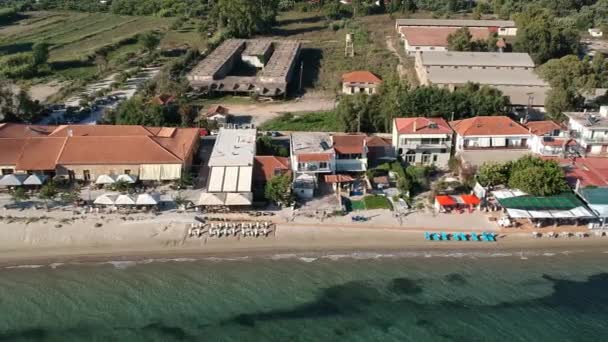 Blick aus der Luft über die Küstenstadt Gialova in der Bucht von Navarino. Es ist einer der besten touristischen Orte in Messenia, Griechenland. - Filmmaterial, Video