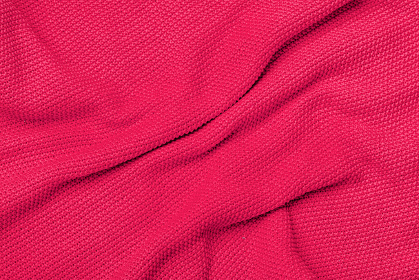 La textura del suéter de punto cálido. Hermoso patrón de repetición de punto hecho a mano. Demostración del color Pantone del año 2023 viva magenta. - Foto, Imagen
