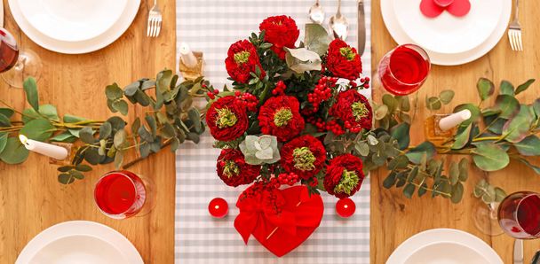 Εορταστική ρύθμιση τραπεζιού για δείπνο Ημέρα του Αγίου Βαλεντίνου με όμορφα λουλούδια, top view - Φωτογραφία, εικόνα