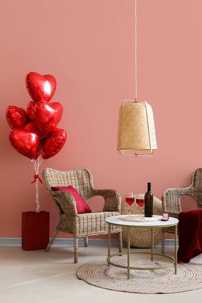 アームチェア付きのリビングルームのインテリア、バレンタインデーの婚約指輪と赤い風船 - 写真・画像