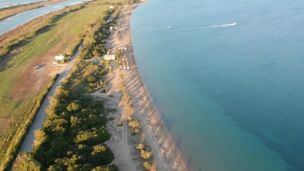 Panoramatický letecký výhled na vrak lodi v Divari Beach poblíž zálivu Navarino, Gialova. Je to jedna z nejlepších pláží ve středomořské Evropě se nachází v Messinii, Řecko - Záběry, video