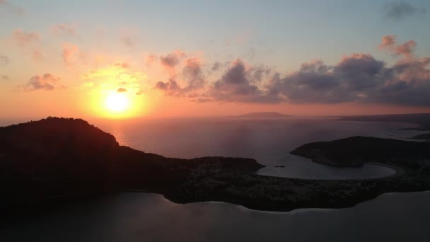 Panorama-Luftaufnahme vom Strand Voidokilia, einem der besten Strände Europas. Schöne Lagune von Voidokilia von einem hohen Punkt bei Sonnenuntergang in Messinia, Griechenland, Europa. - Filmmaterial, Video
