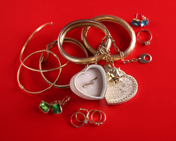 золоті прикраси, кільце, браслети та підвіски на день подарункової валентини
 - Фото, зображення