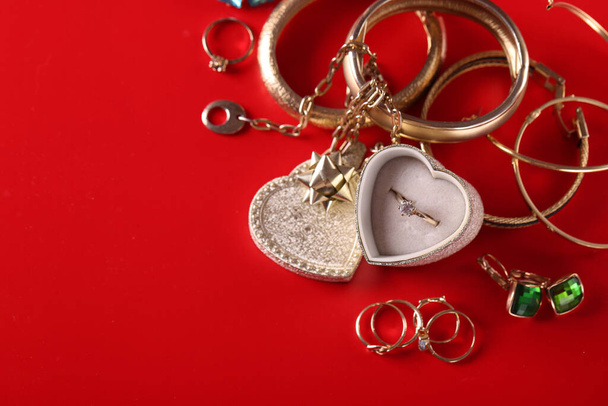 золотые украшения, кольцо, браслеты и подвески на день Святого Валентина - Фото, изображение