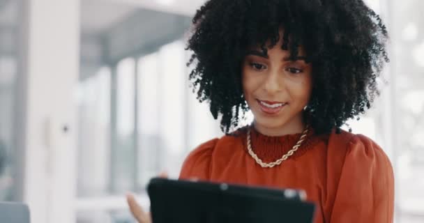 Corporate black woman, office and table with smile for communication, email or digital marketing. Business leader woman, digital tech and social media marketing for focus, reading or happy in Toronto. - Séquence, vidéo
