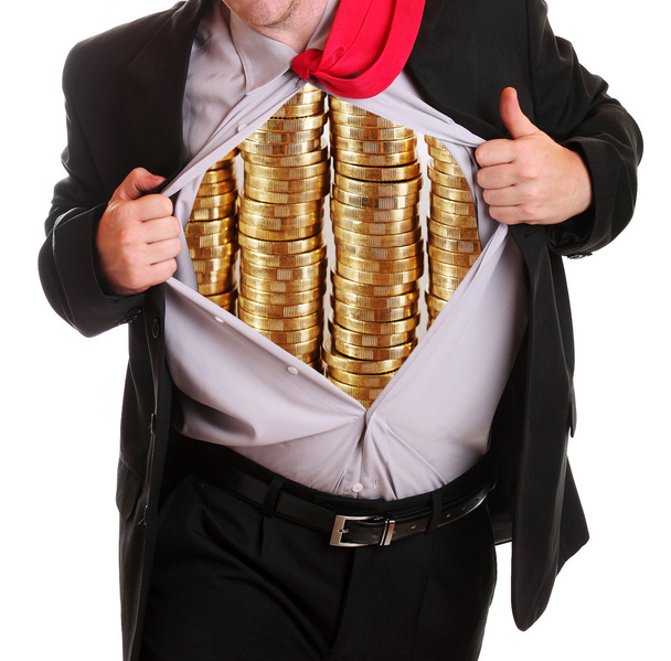 Geschäftsmann, der sein Hemd zerreißt, stapelt Münzen darauf - Foto, Bild
