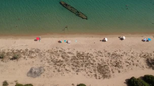 Luftaufnahme des Schiffswracks am Strand von Divari in der Nähe der Bucht von Navarino, Gialova. Es ist einer der besten Strände in Mittelmeereuropa in Messinia, Griechenland - Filmmaterial, Video