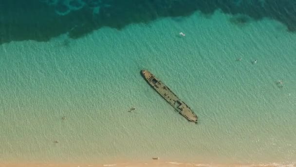 Vista aérea panorámica del naufragio en la playa de Divari, cerca de la bahía de Navarino, Gialova. Es una de las mejores playas de Europa mediterránea situada en Messinia, Grecia - Metraje, vídeo
