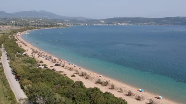 Vista aérea panorâmica sobre o naufrágio na praia de Divari, perto da baía de Navarino, Gialova. É uma das melhores praias da Europa mediterrânea localizada em Messínia, Grécia - Filmagem, Vídeo