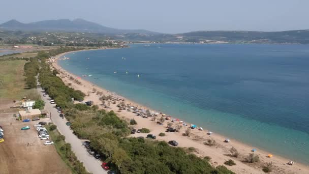 Vista aérea panorâmica sobre o naufrágio na praia de Divari, perto da baía de Navarino, Gialova. É uma das melhores praias da Europa mediterrânea localizada em Messínia, Grécia - Filmagem, Vídeo