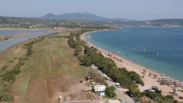 Luftaufnahme des Schiffswracks am Strand von Divari in der Nähe der Bucht von Navarino, Gialova. Es ist einer der besten Strände in Mittelmeereuropa in Messinia, Griechenland - Filmmaterial, Video