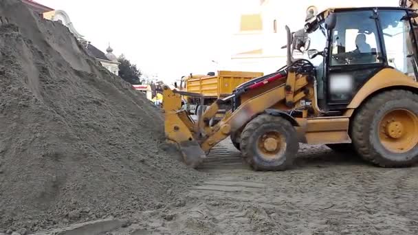 Excavadora transporta grava
 - Metraje, vídeo