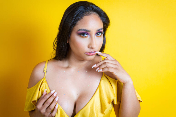 ritratto di donna messicana elegante e sensuale con abito giallo - Foto, immagini