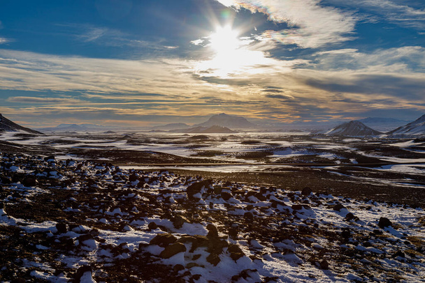 Закат и осенний первый снег в горах северо-восточной Исландии - Фото, изображение